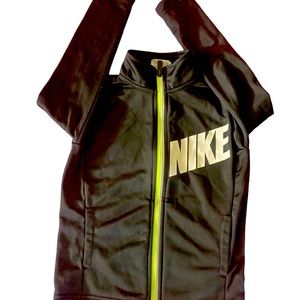 Nike jogging jacket in size 4-5 is a sleek&stylish option for your little one.